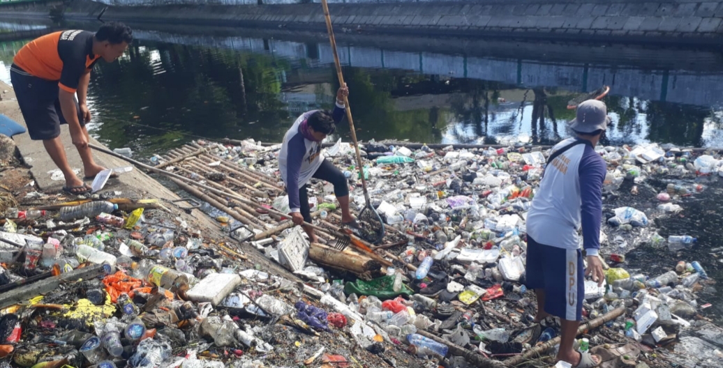 Satgas Pu Makassar Masif Membersihkan Zuhaelsi Imbau Warga Tidak Buang Sampah Ke Kanal Portal 0730