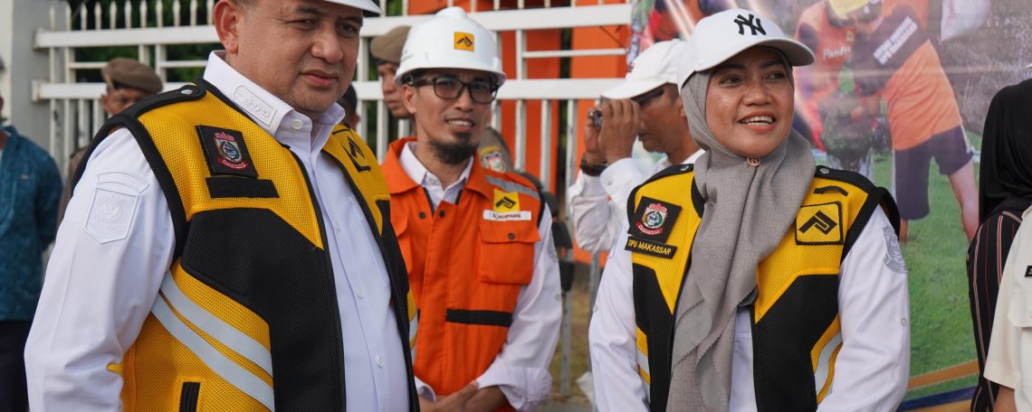 Wali Kota Makassar didampingi oleh Kepala Dinas Pekerjaan Umum Kota Makassar, Pimpin kegiatan SIKOPANG (Kolaborasi Stakeholder dalam Penanganan Genangan) berupa kerja bakti lintas instansi di Jalan AP Pettarani